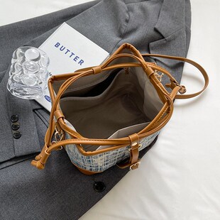 高级感爆款小众牛仔布包包女2023新款潮时尚单肩包百搭斜挎水桶包