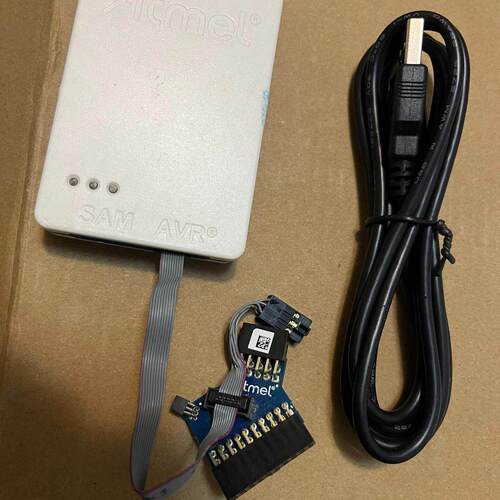 Atmel-ICE 仿真器。