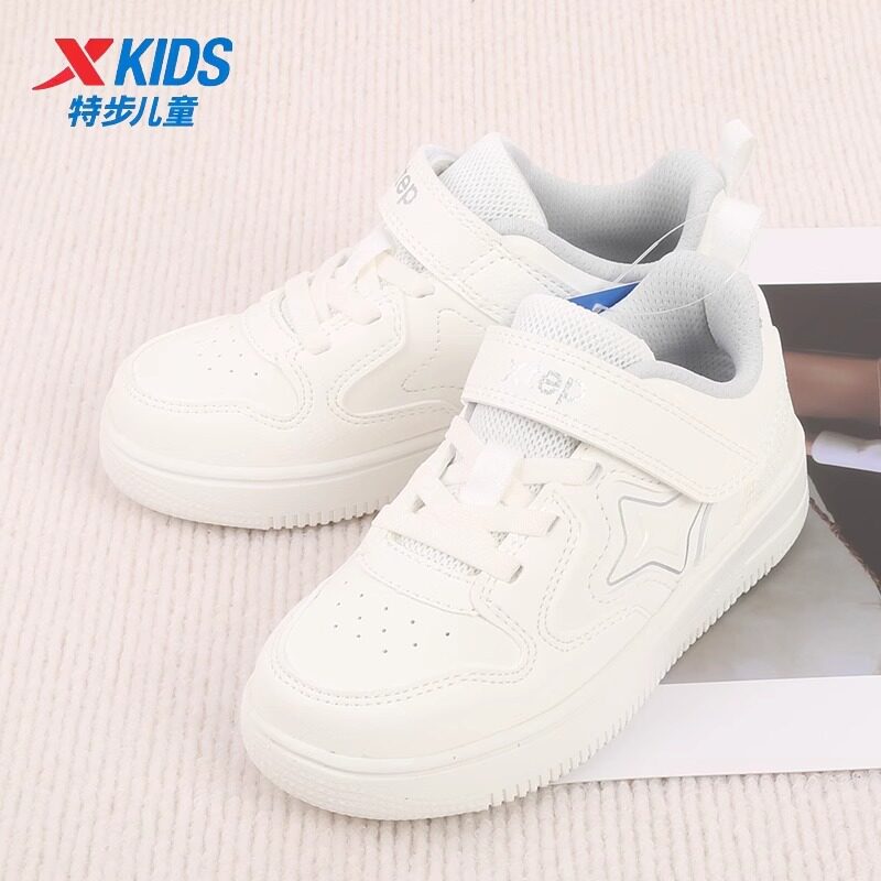 特步儿童板鞋男女小童2024秋季新款低帮皮面防水百搭运动小白鞋子