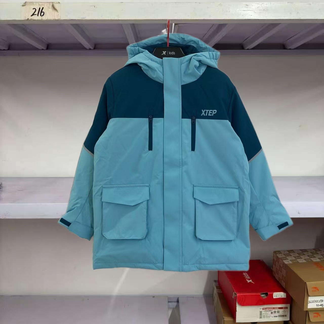 特步儿童男小童中长羽绒服2025冬季新款连帽羽绒外套675425193329