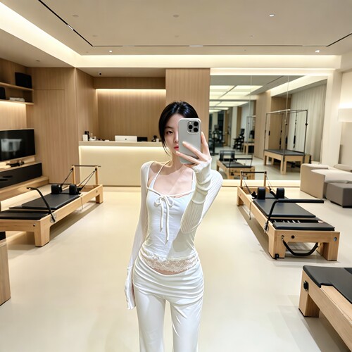 这奶呼呼的瑜伽服谁能控制住！