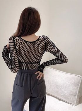 Solid color hollow out sleeved camisole top 纯色镂空长袖上衣