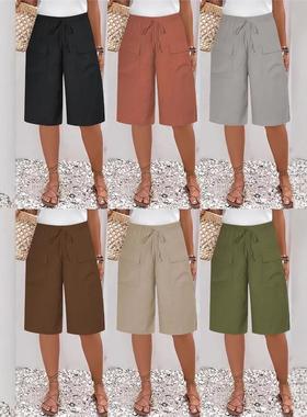 A woman in casual capri pants and shorts沙滩休闲五分裤短裤女