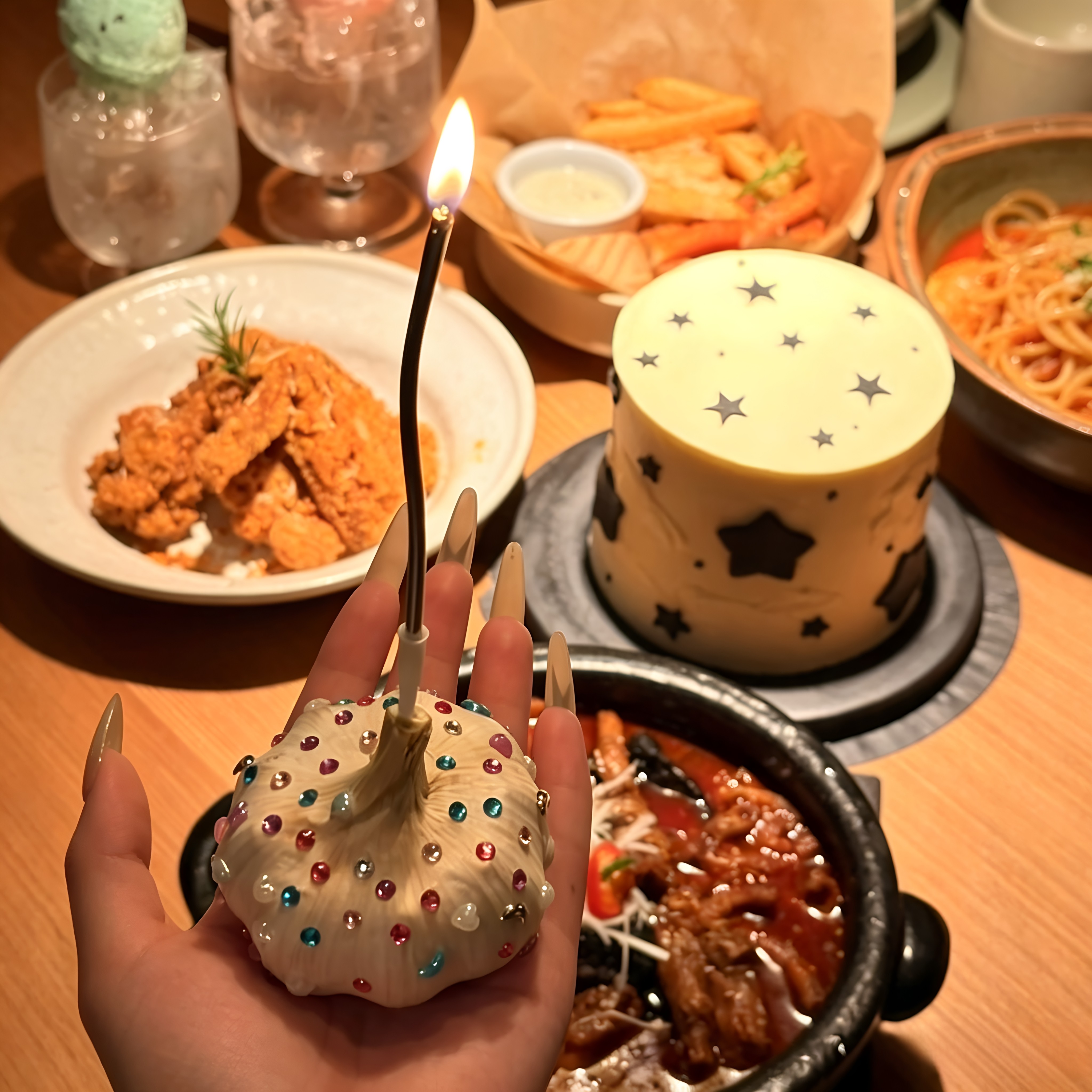 手握胜蒜蜡烛钻石贴纸装饰大蒜生日蛋糕插件创意胜蒜许愿拍照道具