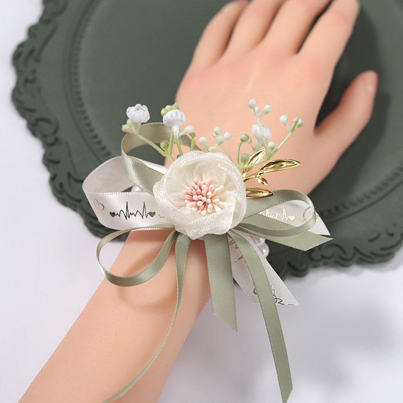 伴娘姐妹团手腕花森系草坪小清新图片