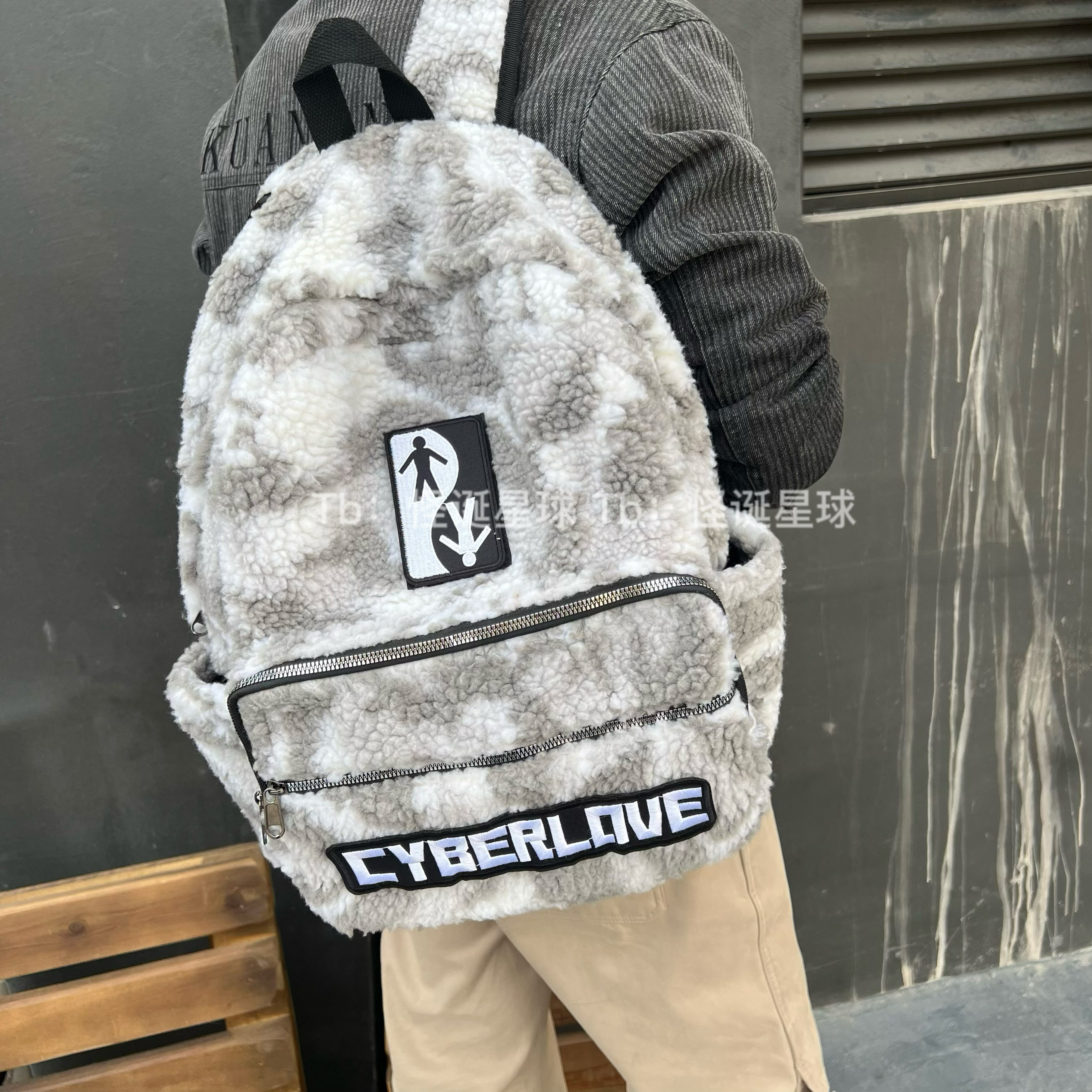 美式街头潮包秋冬羊羔绒雪地迷彩双肩包毛绒书包上课背包