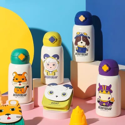 杯具熊儿童保温杯四叶草口袋吸管水杯幼儿园宝宝背带三盖水壶水杯