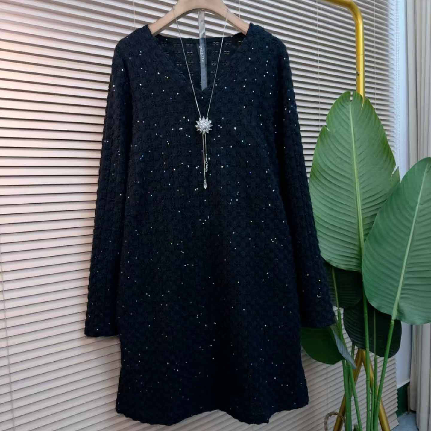 胖妹妹2025V领中长款冬季打底裙减龄纯欲风百搭连衣裙遮肉遮肚潮