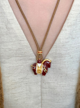 马上有钱红色滴釉生肖马毛衣链