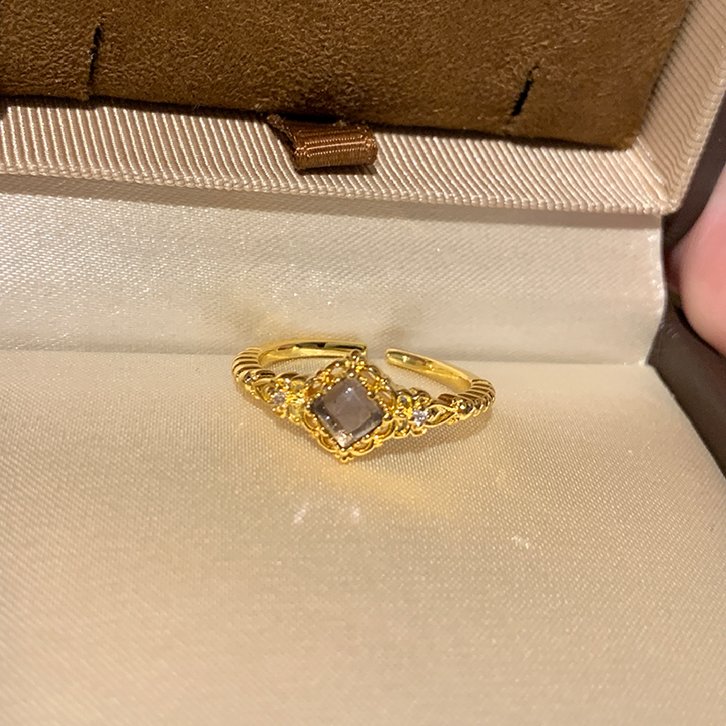 金色蕾丝花边紫方格戒指