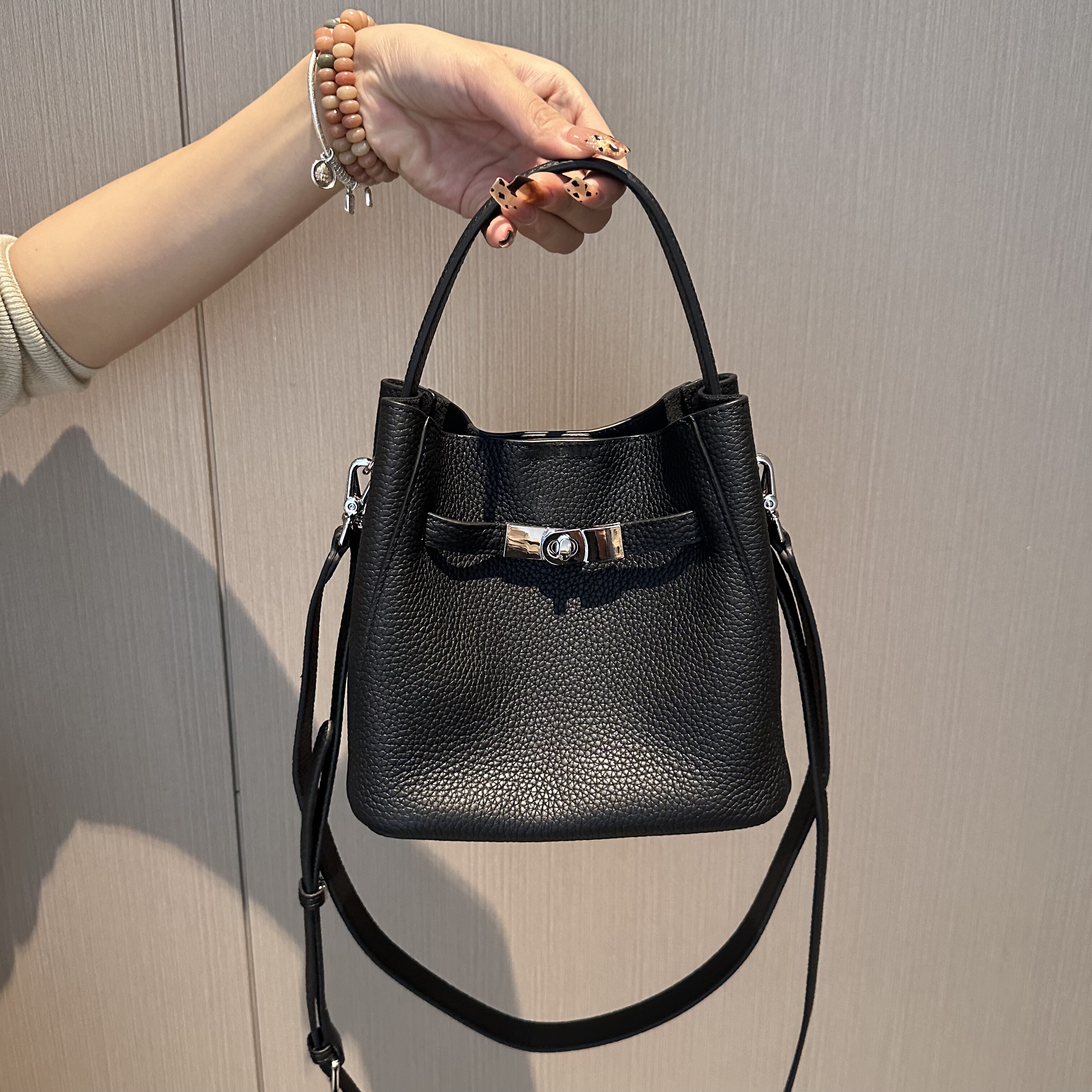 2025新款简约时尚经典凯莉水桶包