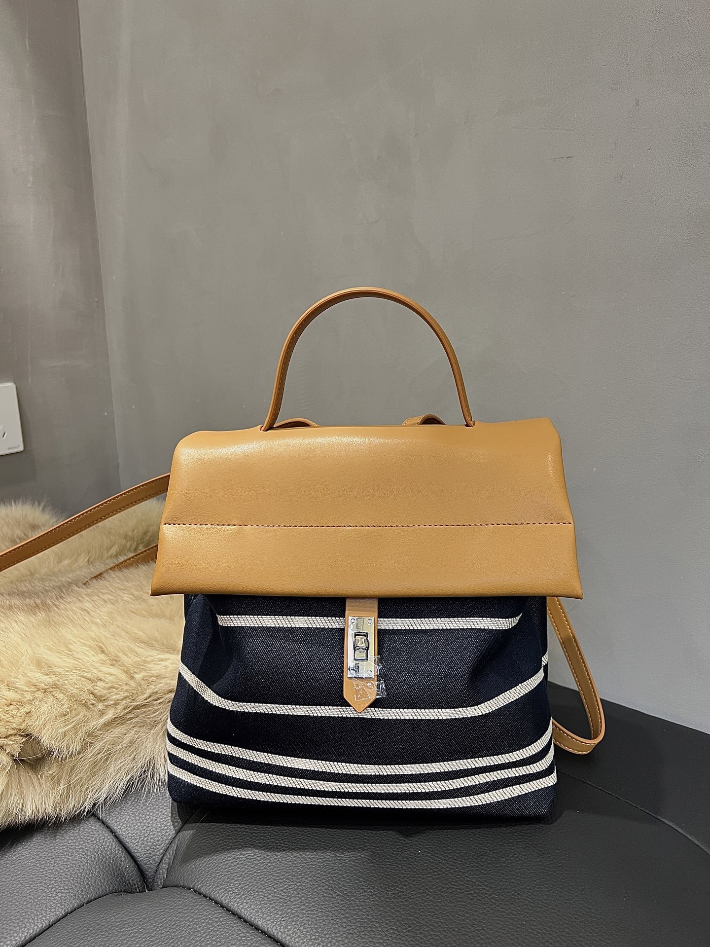 2025新款拼色牛皮休闲双肩包学生书包洋气旅行包牛仔条纹真皮布包