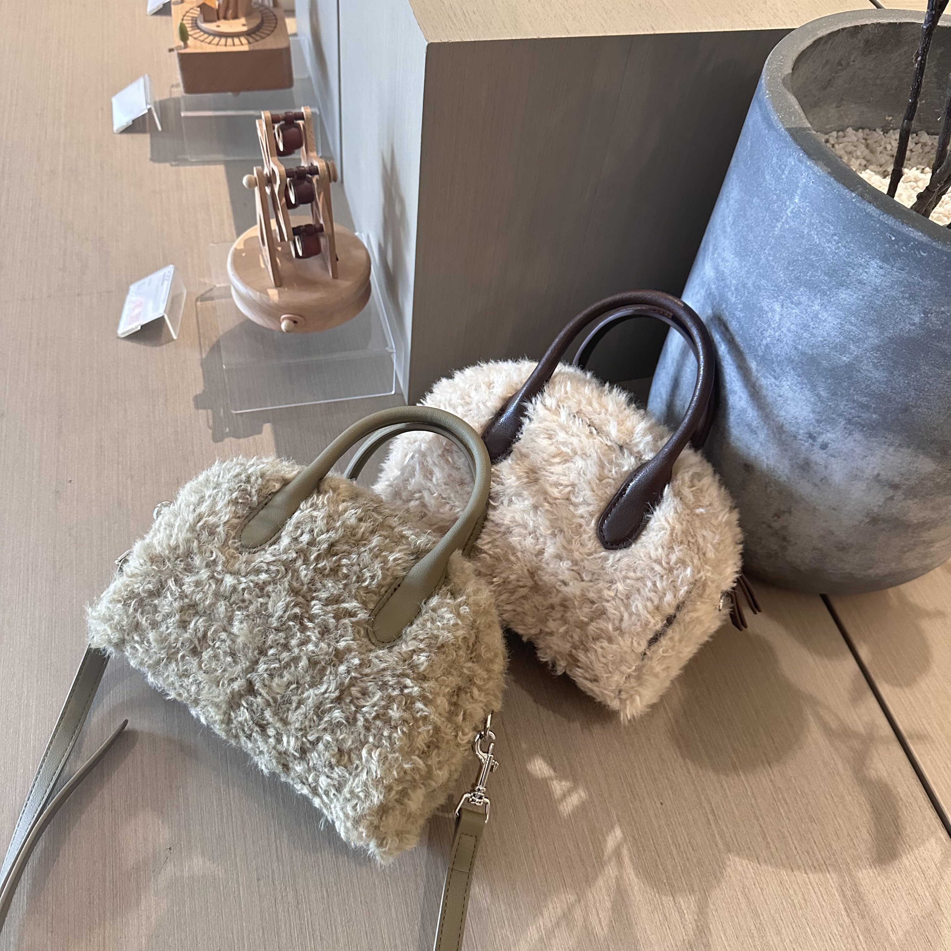 2025新款小众设计羊羔毛保龄球包