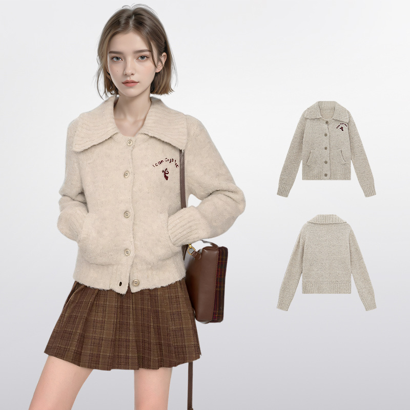 米色大翻领浣熊绒软糯毛衣外套女秋冬季加厚外穿短款羊毛针织开衫