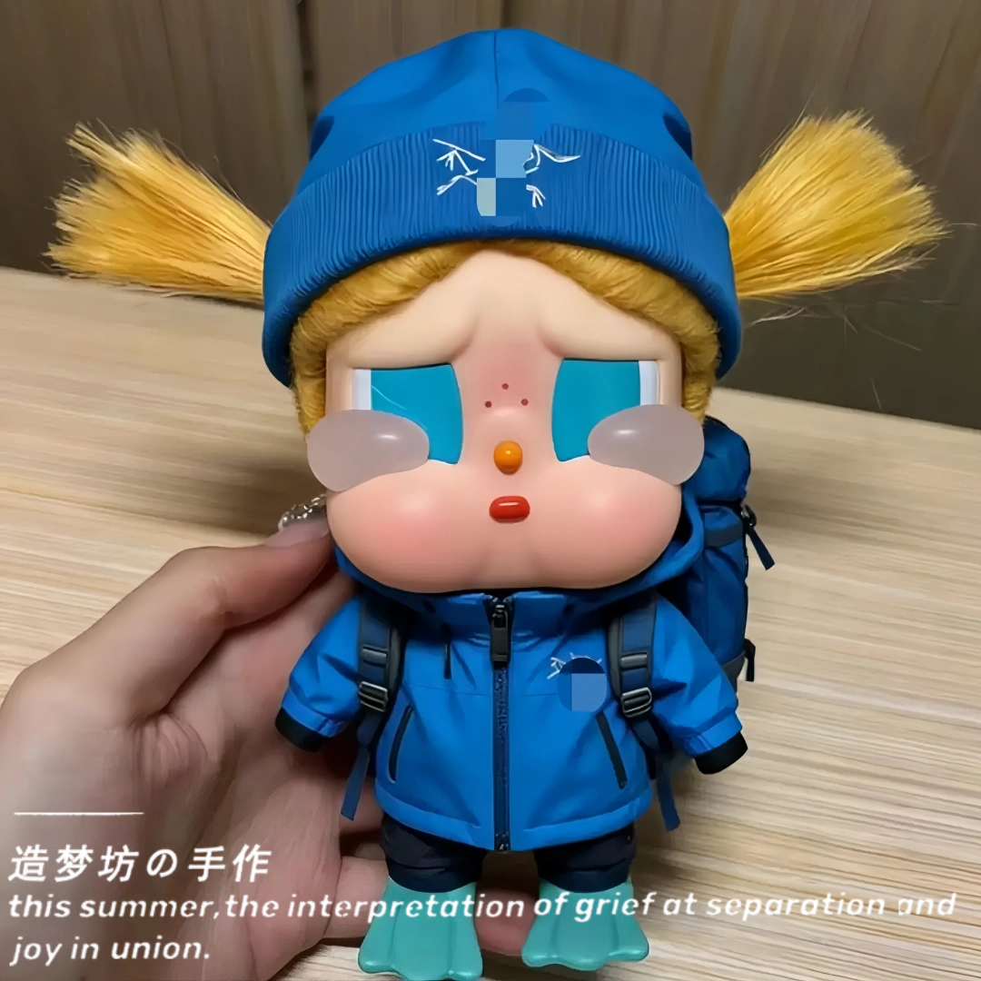 适用于哭娃冲锋衣度假系列搪胶咕噜咕噜娃衣套装玩偶crybaby服装
