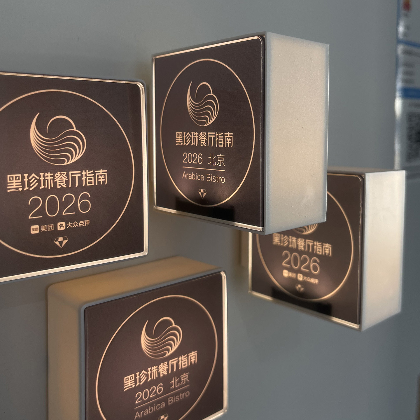 2026黑珍珠餐厅来图定制文字会发光冰箱贴灯盒氛围感磁吸装饰