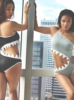 Color blocking simple slim one-piece swimsuit拼色简约连体衣