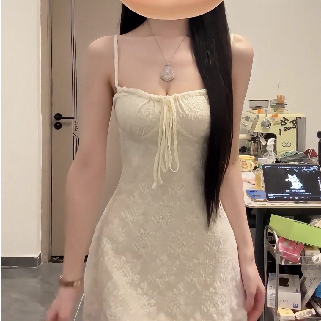 纯欲收腰吊带连衣裙女装夏季肌理感收腰显瘦包臀短裙露肩度假裙子