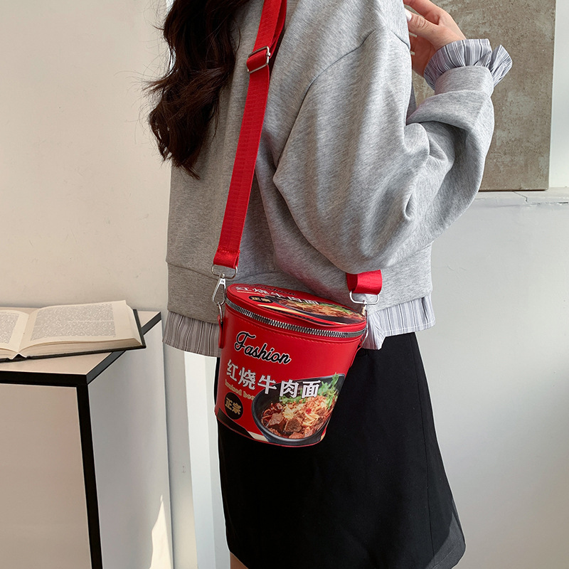 方便面小包泡面斜挎包2025时尚新款个性创意单肩水桶手机潮包儿童