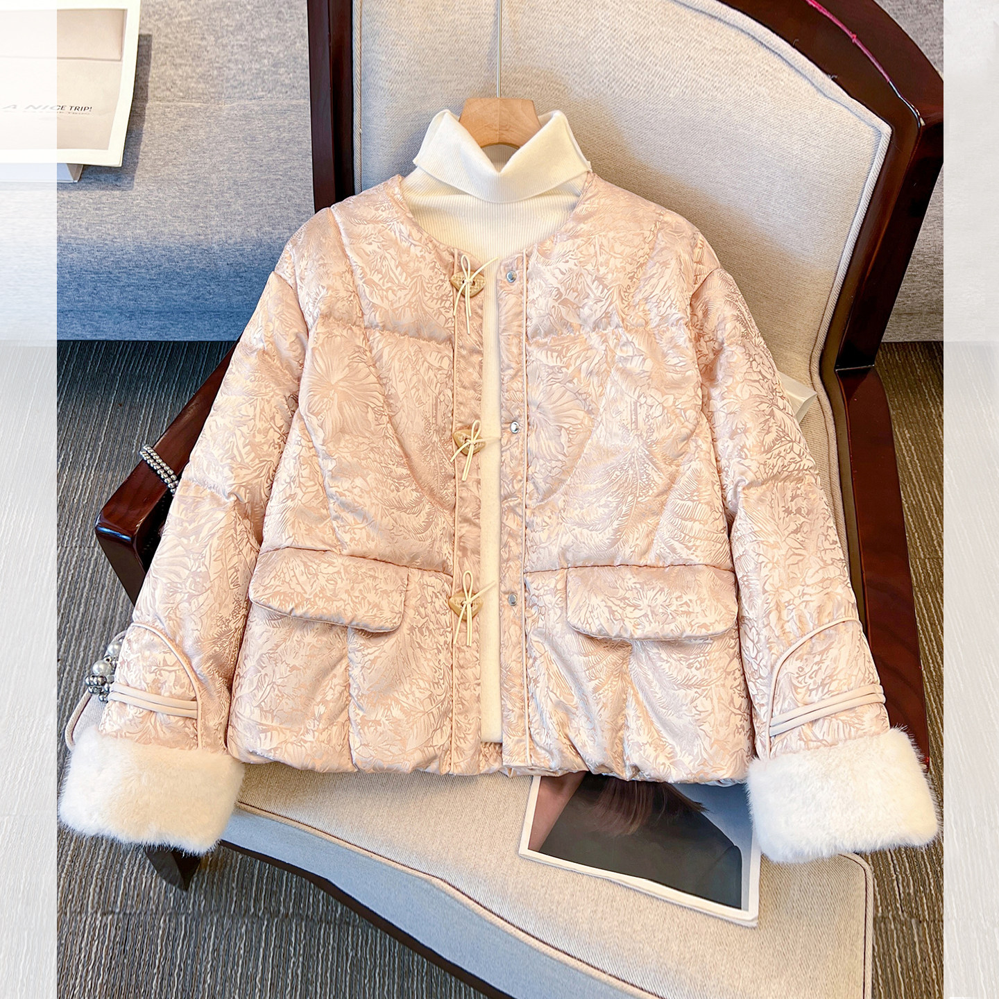 粉色新中式国风提花轻薄羽绒服女2025冬季新款羊羔毛拼接短款外套,女装/女士精品,羽绒服,淘宝优惠券,粉丝福利购,淘宝优惠卷