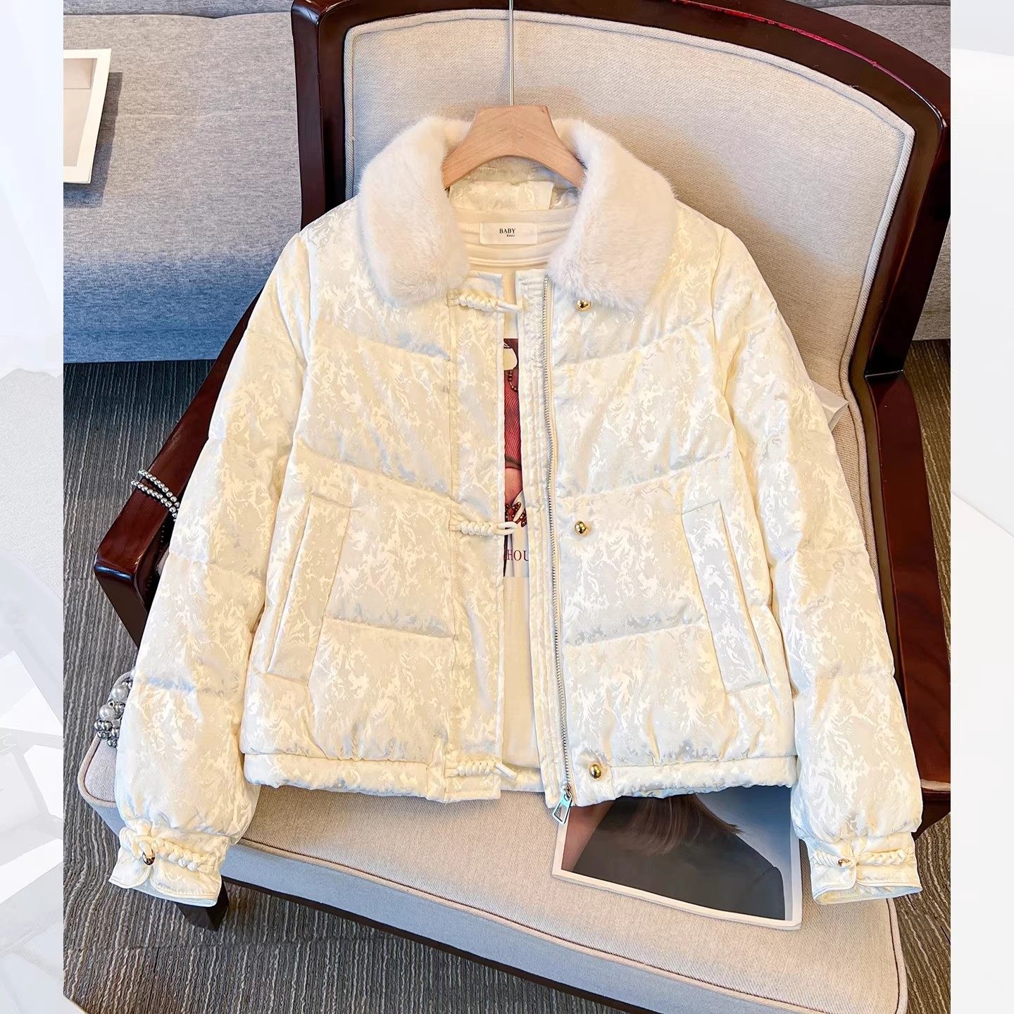 白色羊羔毛领提花盘扣羽绒服女2025冬装新中式国风轻奢高级感外套