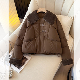 美拉德咖色羊羔毛翻领羽绒服女短款2025冬装新国标90白鸭绒厚外套