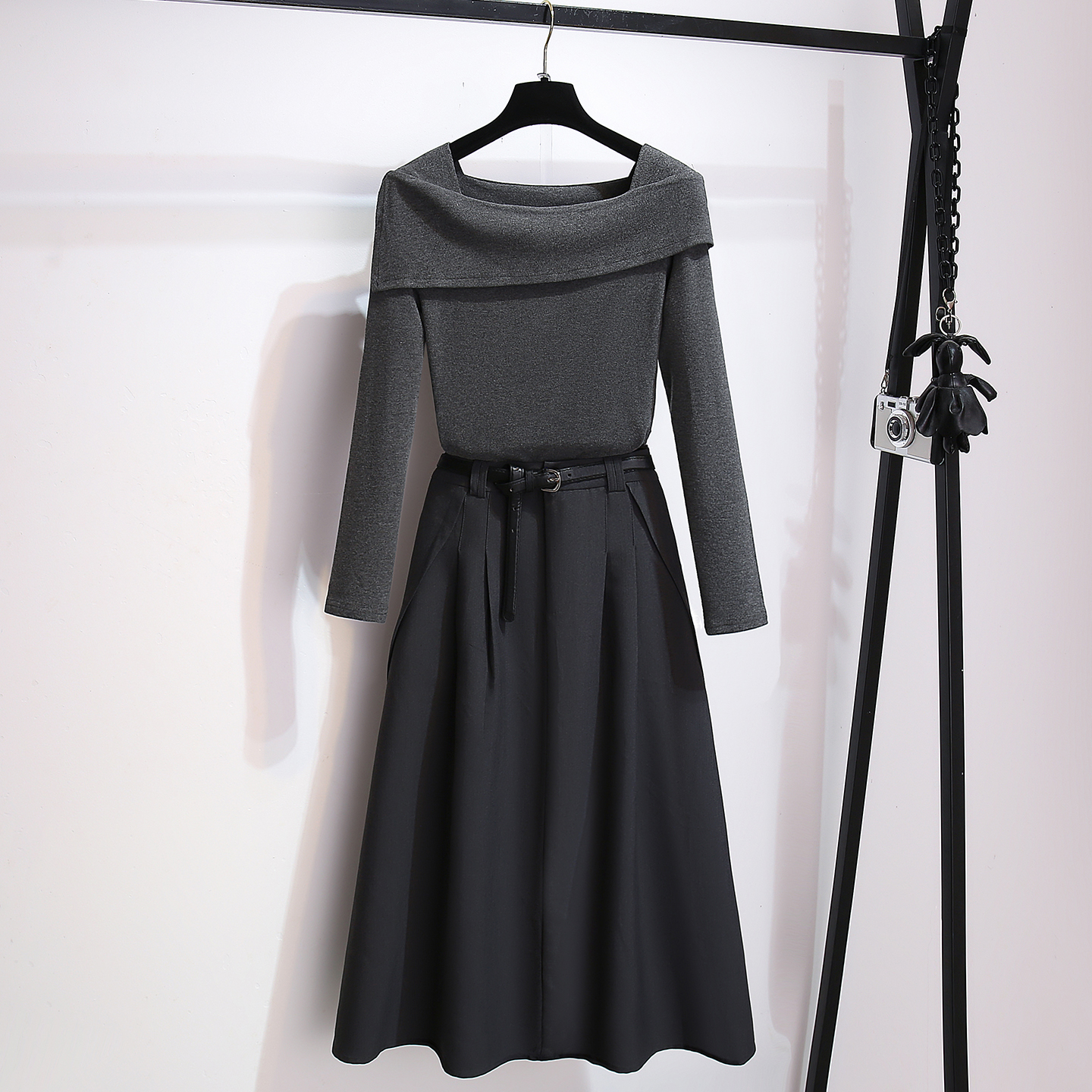 灰色长袖T恤上衣西装a字半身裙