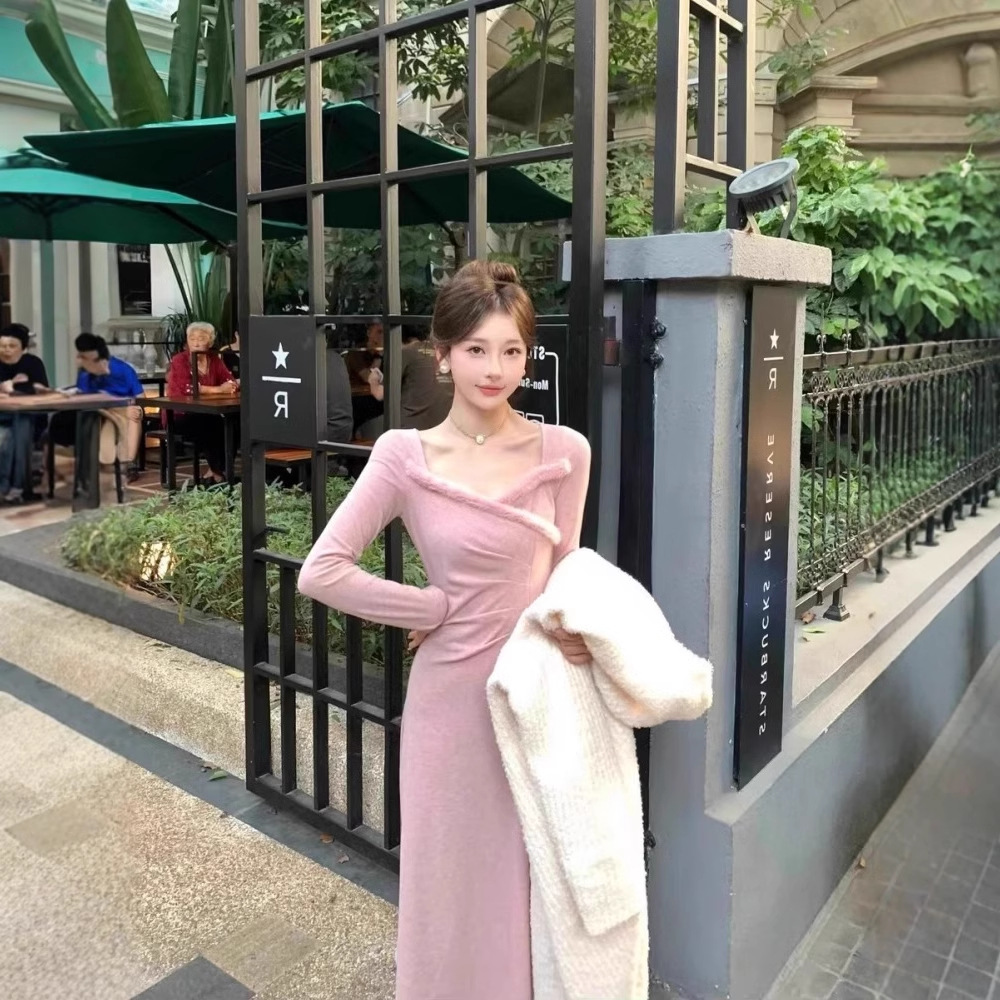 法式甜美粉性感针织连衣裙女春秋温柔系穿搭英伦风收腰又甜又辣裙