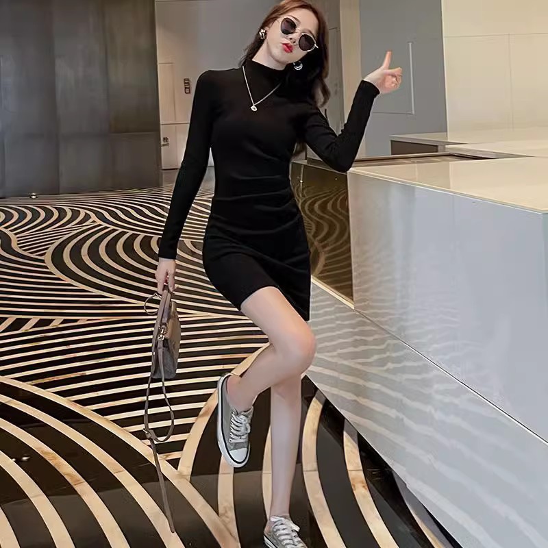 黑色修身连衣裙女秋冬配大衣2025新款英伦风内搭打底裙子包臀短裙