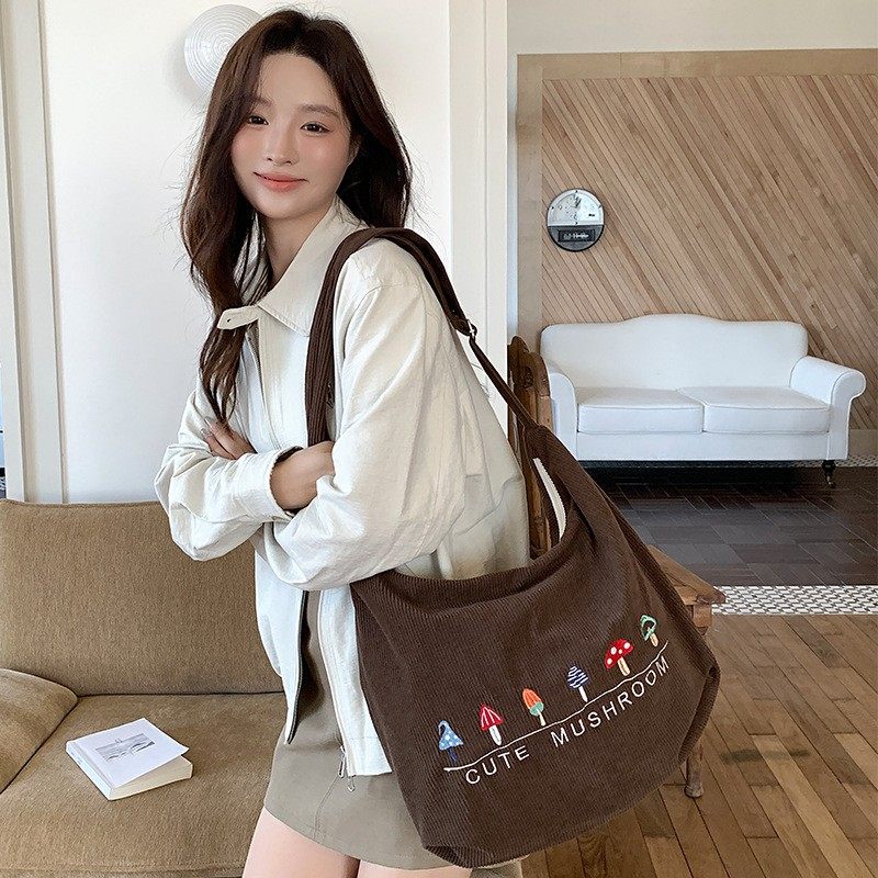 2025秋季新款日韩灯芯绒可爱刺绣时尚复古风简约百搭大容量斜挎包