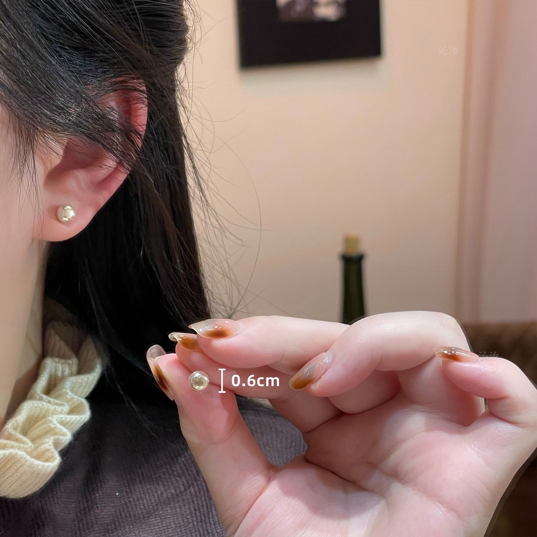 【沁汝饰品】许妍同款米色极光幻彩珠珠耳钉FM743