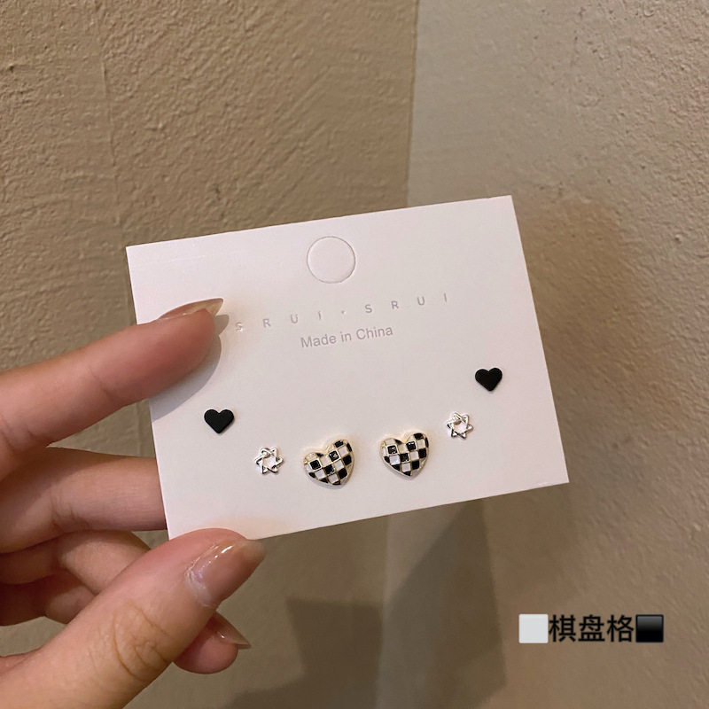 时尚棋盘格黑白爱心耳钉