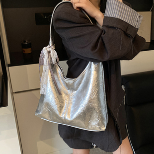 大容量学生上课休闲通勤银色托特大包包新款高级感单肩腋下包女