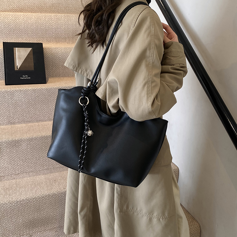 欧美女生小众黑色包包女2025新款潮时尚学院风托特包休闲大容量包