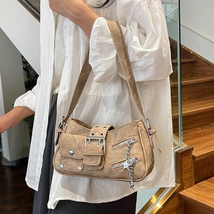 单肩高级感轻奢斜挎月牙包