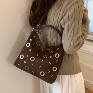 2026年新款美式复古铆钉腋下包包女大容量百搭超火辣妹单肩斜挎包