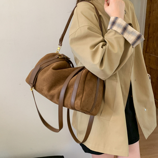 复古麂皮绒保龄球包包女大容量单肩斜挎包轻奢小众高级感托特包