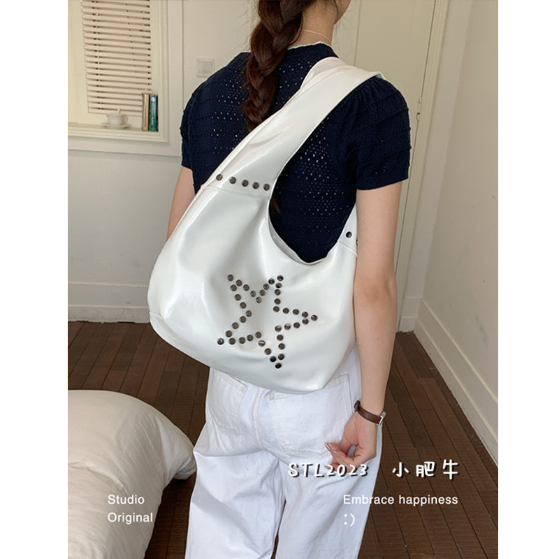 ins美式小众铆钉腋下包包女2026新款大容量单肩包潮酷辣妹通勤包