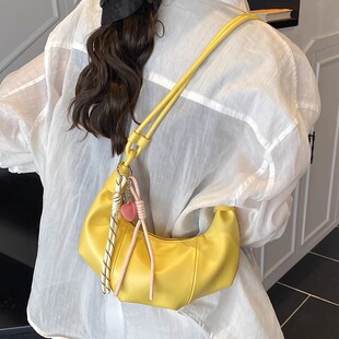 夏季斜挎包包女2026新款潮时尚时髦洋气牛角包百搭单肩小包手机包