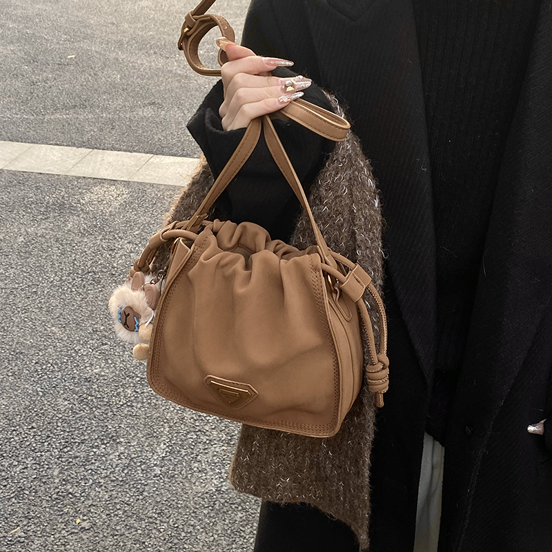 欧美鹿皮绒水桶包包女2025新款