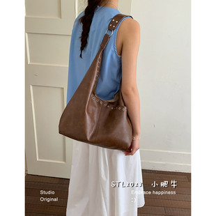 超火小众设计铆钉托特包包女大容量2026春季新款复古高级感单肩包