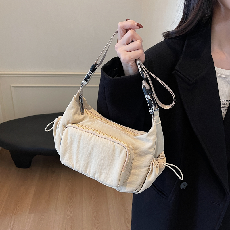 高级感小众单肩斜挎包