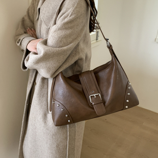美式复古铆钉腋下包包女2026春季新款高级感大容量通勤单肩斜挎包