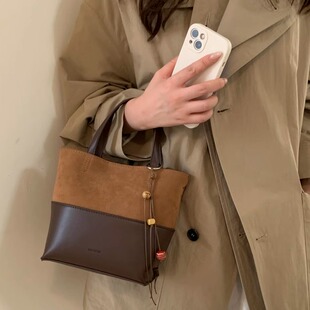 美式复古鹿皮绒手提水桶包包女时尚小众托特包百搭上班通勤斜挎包