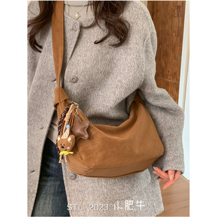 复古麂皮绒牛角包包女大容量韩国小众百搭轻便上班通勤单肩斜挎包