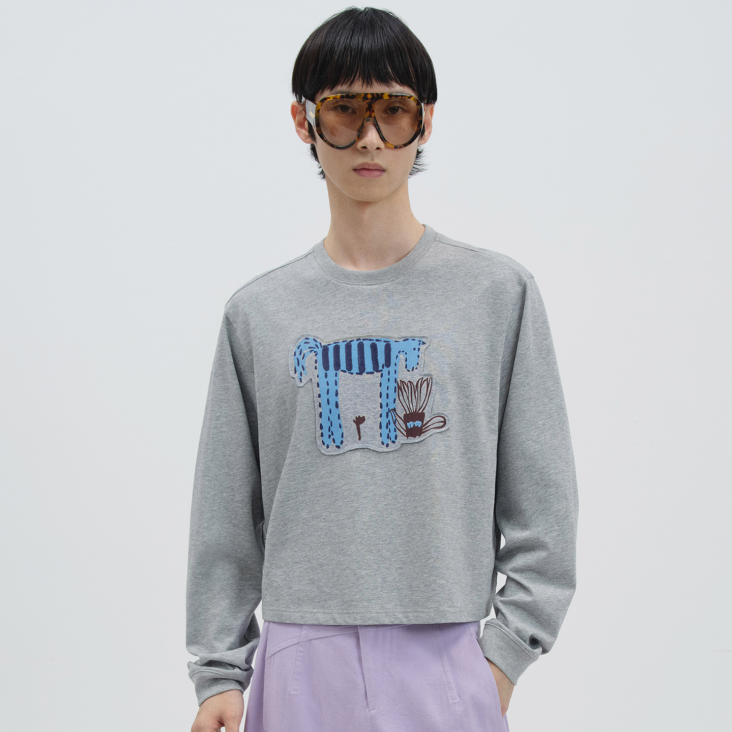 NMORE设计师品牌 25秋季新款 雅灰色小马印花圆领长袖top衫