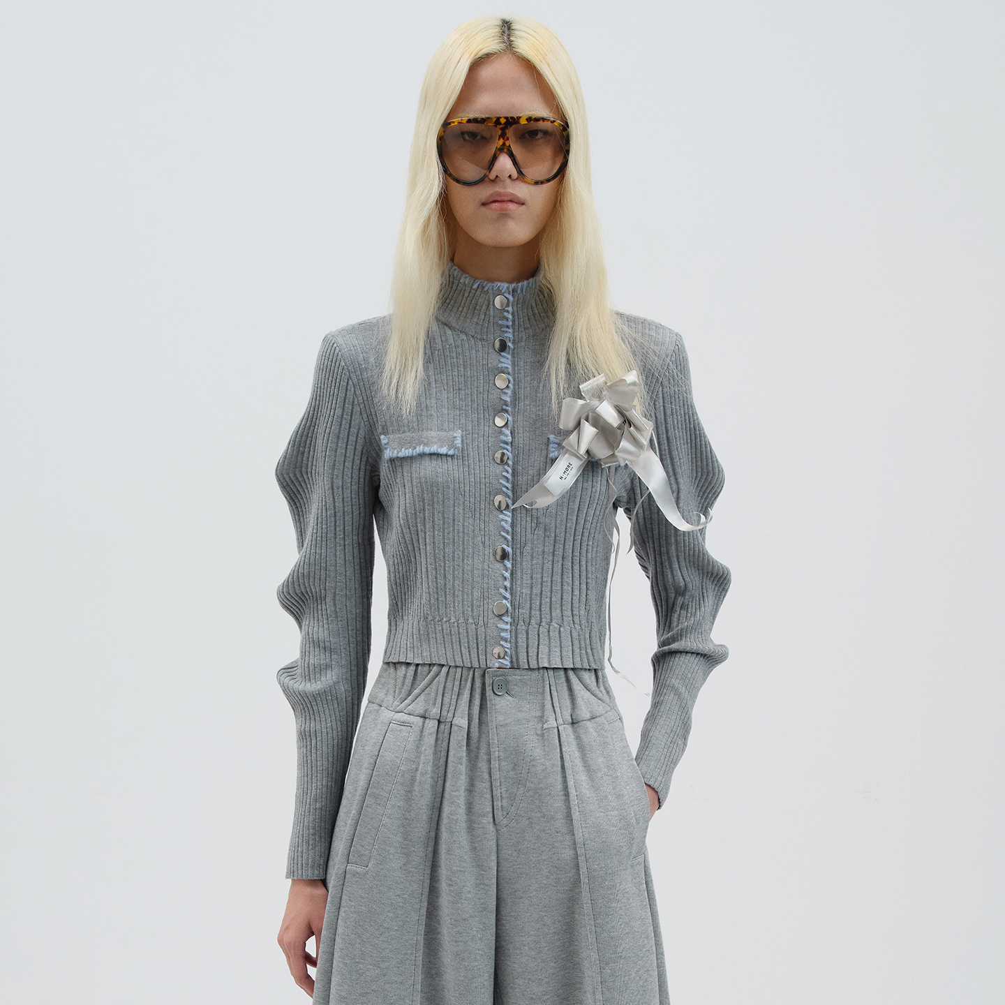 NMORE设计师品牌 25秋季新款 雅花灰撞色线迹装饰针织开衫