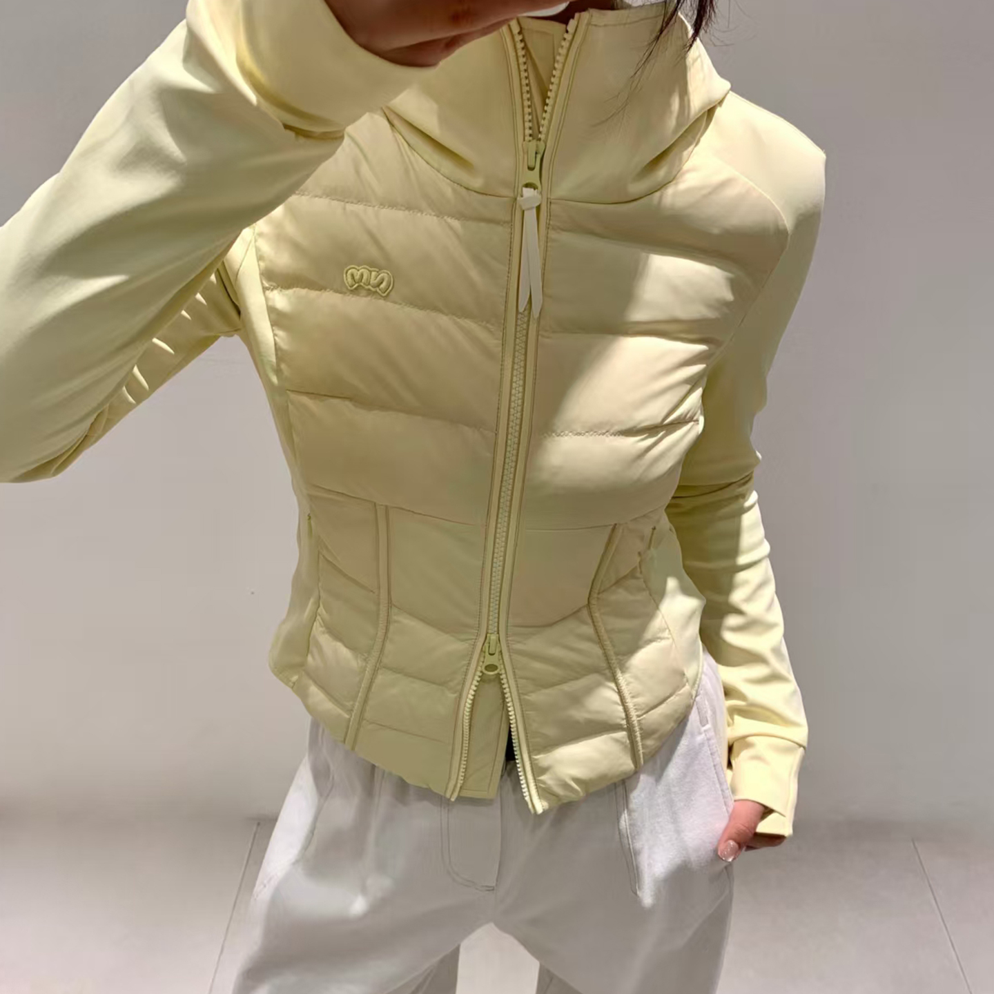 NMORE设计师品牌 25冬季新款 鹅黄色拼接修身轻便鹅绒服