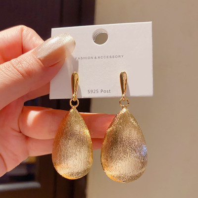 港风显脸瘦金属拉丝水滴大耳环
