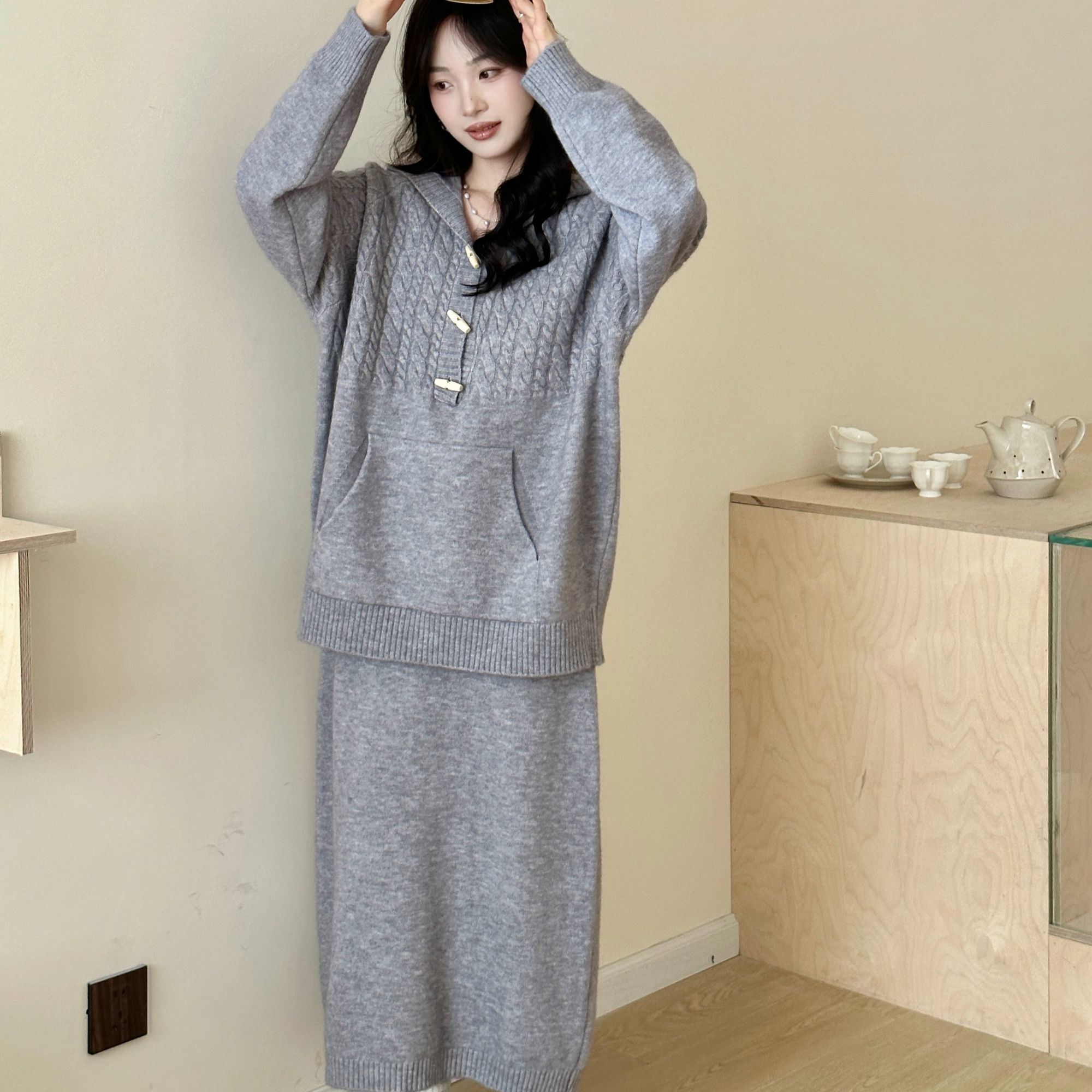 灰色慵懒风牛角扣连帽毛衣套装女秋冬新款宽松大码半身裙两件套潮